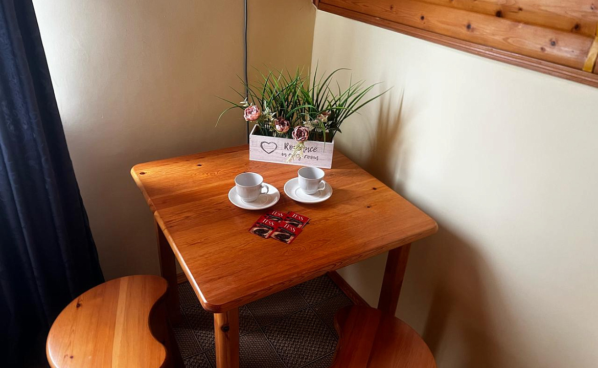 Четырёхместный номер с одной двуспальной и двумя односпальными кроватями. Гостевой дом Эксклюзив. Вардане