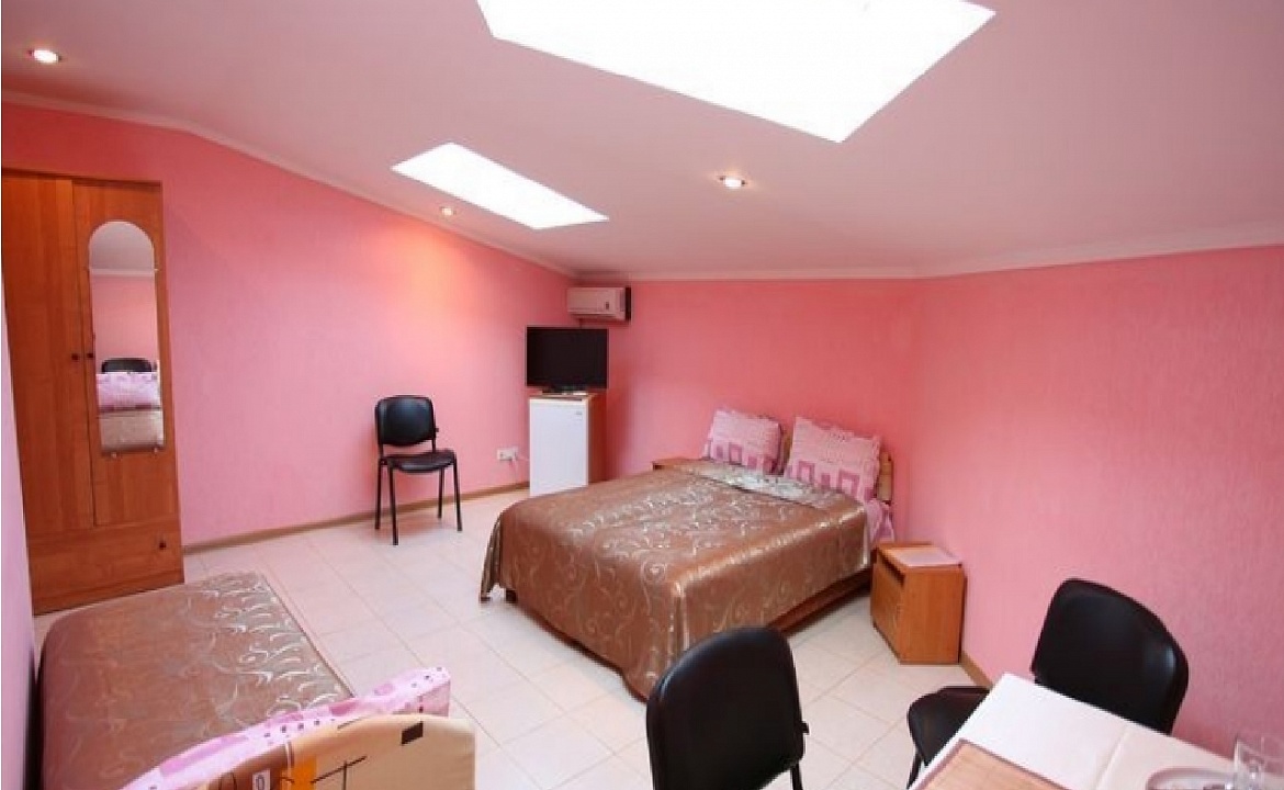 2 комн на 6 чел с балконом. Гостевой дом "Светлана" - Заозерное. Заозерное