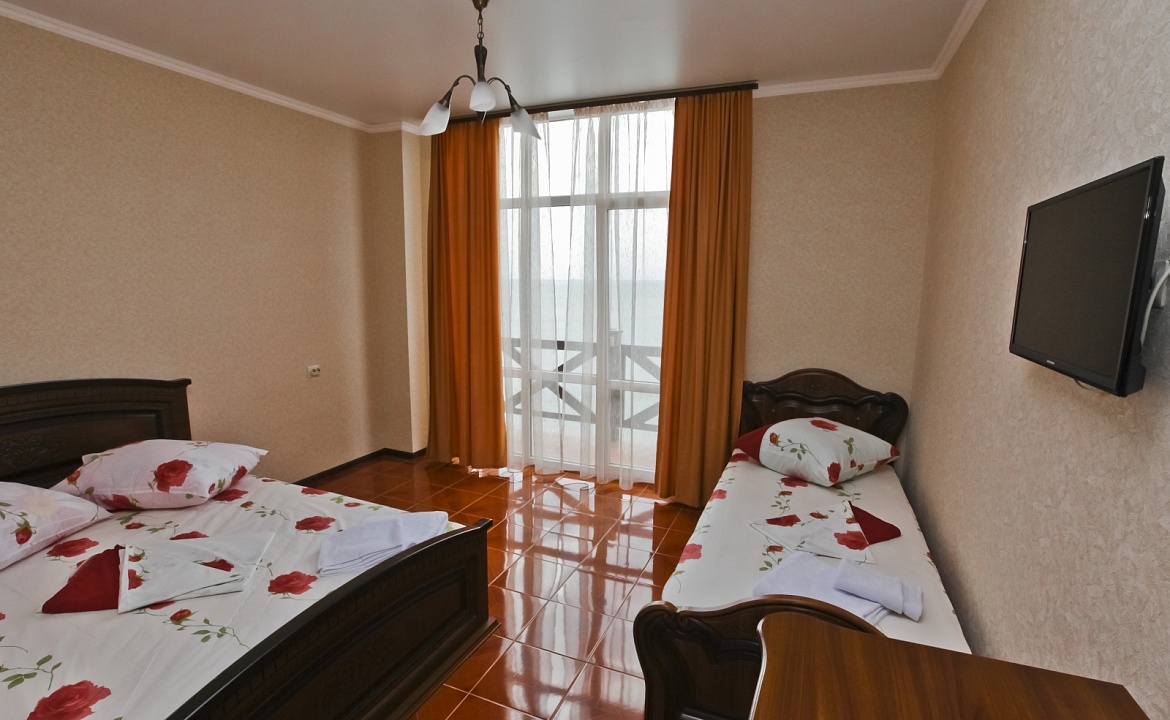 «Семейный» (мансарда 4 этаж, без балкона). Отель «RIVIERA GRAND HOTEL». Лермонтово