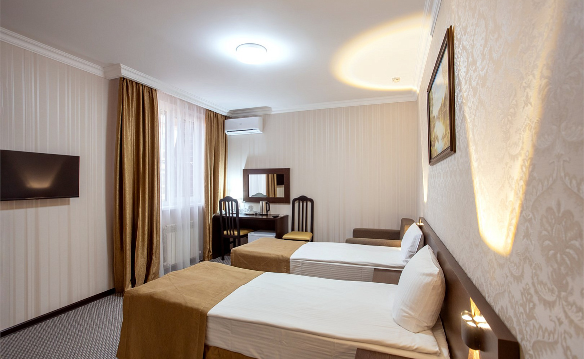 Стандартный с двумя односпальными или одной двуспальной кроватью. Отель «Фаворит». Геленджик