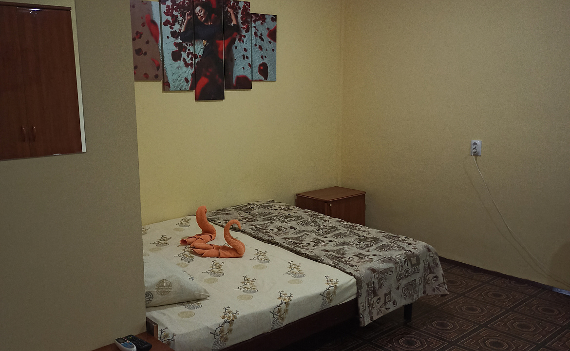 Четырехместный номер эконом с двуспальной кроватью. Гостевой дом Белые скалы. Лазаревское