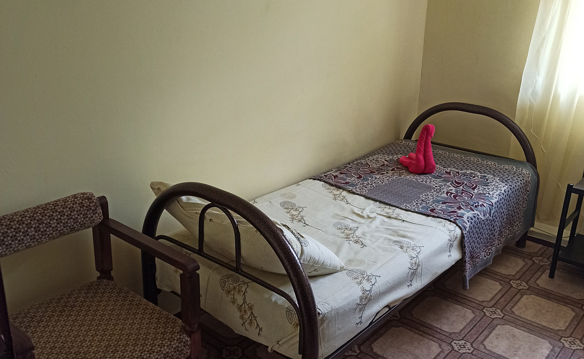 Двухместный номер эконом с 2 отдельными кроватями . Гостевой дом Белые скалы. Лазаревское