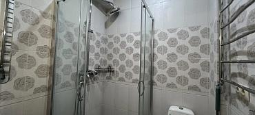 Квартира в многоквартирном доме Стильный апартамент с красивым видом на море и горы