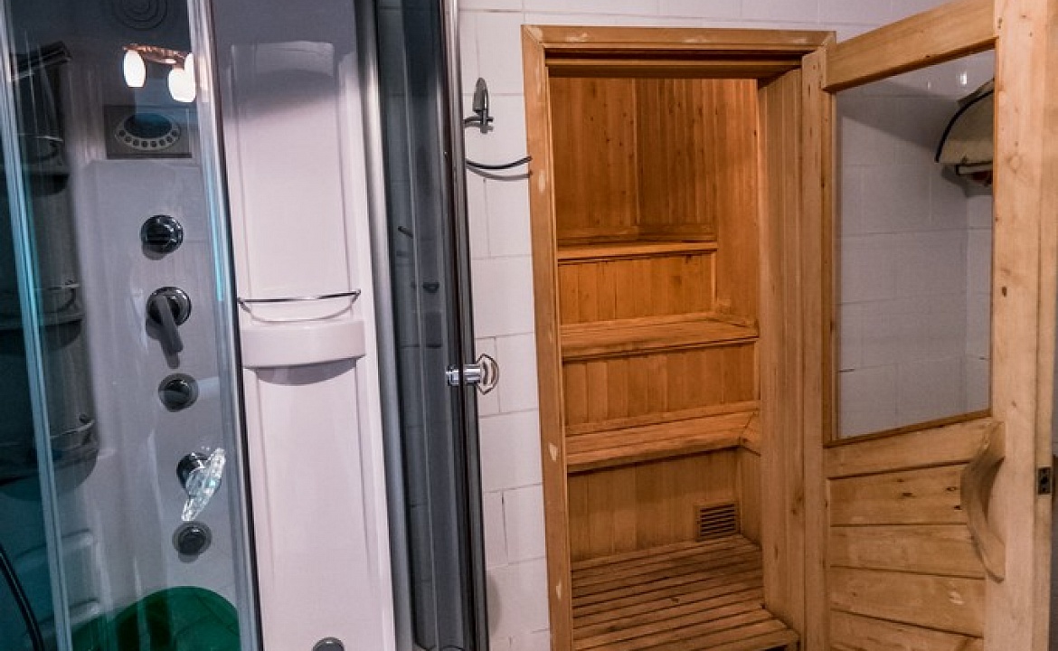 Отдельно стоящий 2-х этажный коттедж. Гостиница Приазовочка. Ейск