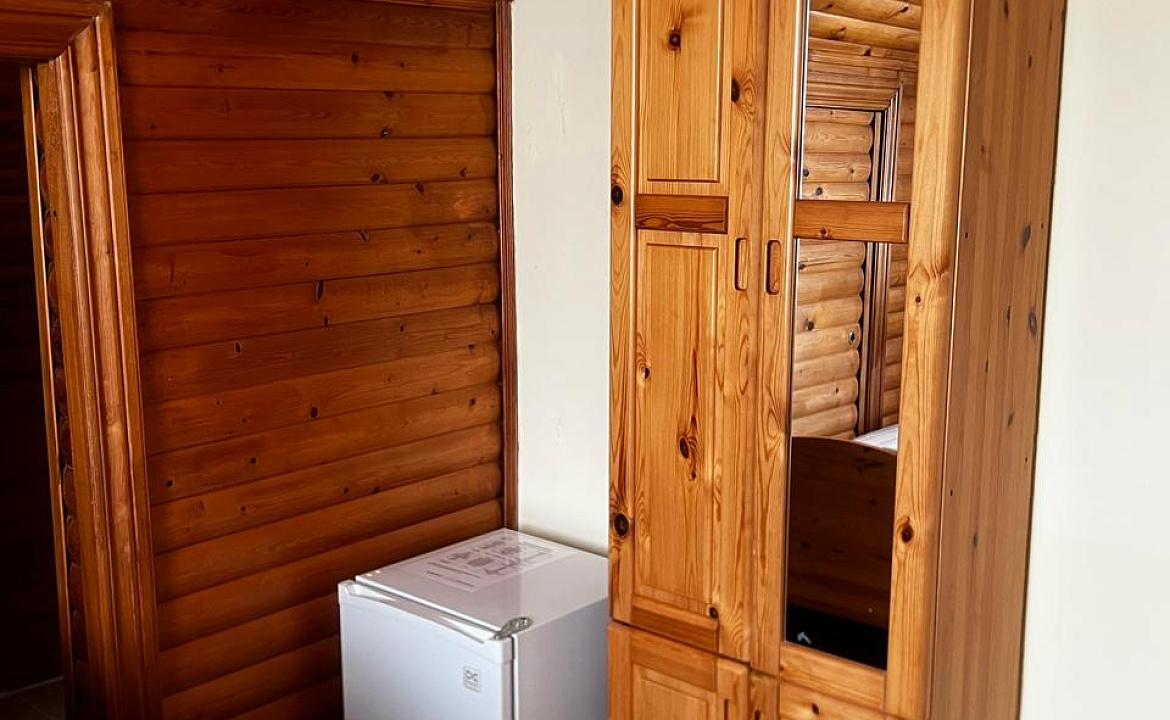 Четырёхместный номер с одной двуспальной и двумя односпальными кроватями. Гостевой дом Эксклюзив. Вардане