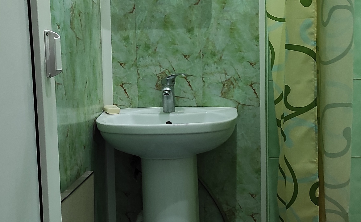 Стандартный  трехместный номер. Частный сектор У Константина. Адлер