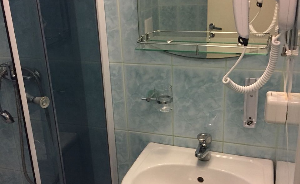 Четырехместный с видом  на горы верхний этаж. Гостиница "Парадиз". Ольгинка