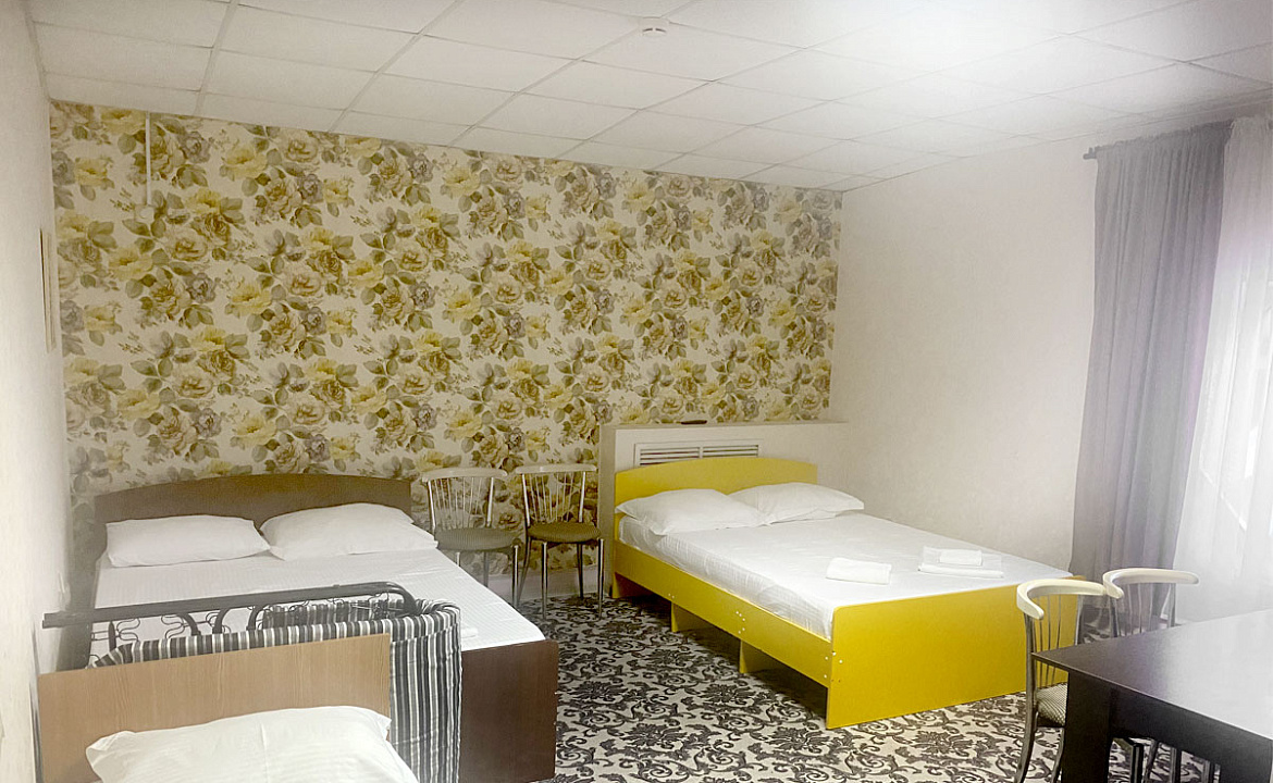 5-ти местный номер «Стандарт» с 2 двуспальными и односпальной кроватью. Отель «Эра». Анапа