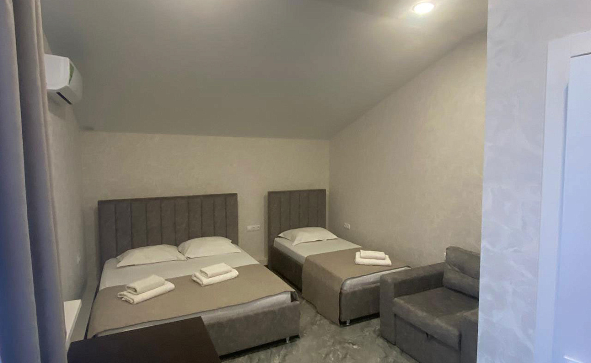 4-х местный номер «Улучшеный» с двуспальной, односпальной кроватями, креслом-кроватью. Отель «Эра». Анапа