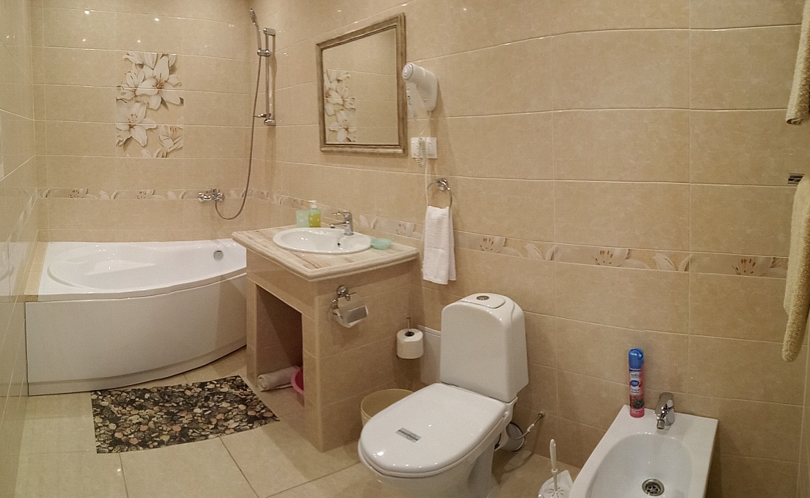 Трехкомнатный номер с балконом «Люкс/Luxe». Гостевой дом  Vega. Заозерное Трехкомнатный номер с балконом «Люкс/Luxe». Гостевой дом  Vega. Заозерное