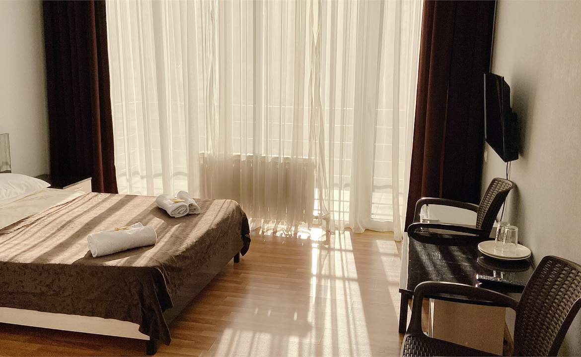 Стандартный номер с двуспальной кроватью и видом на бассейн. Отель "Ниагара Фоллс". Сочи