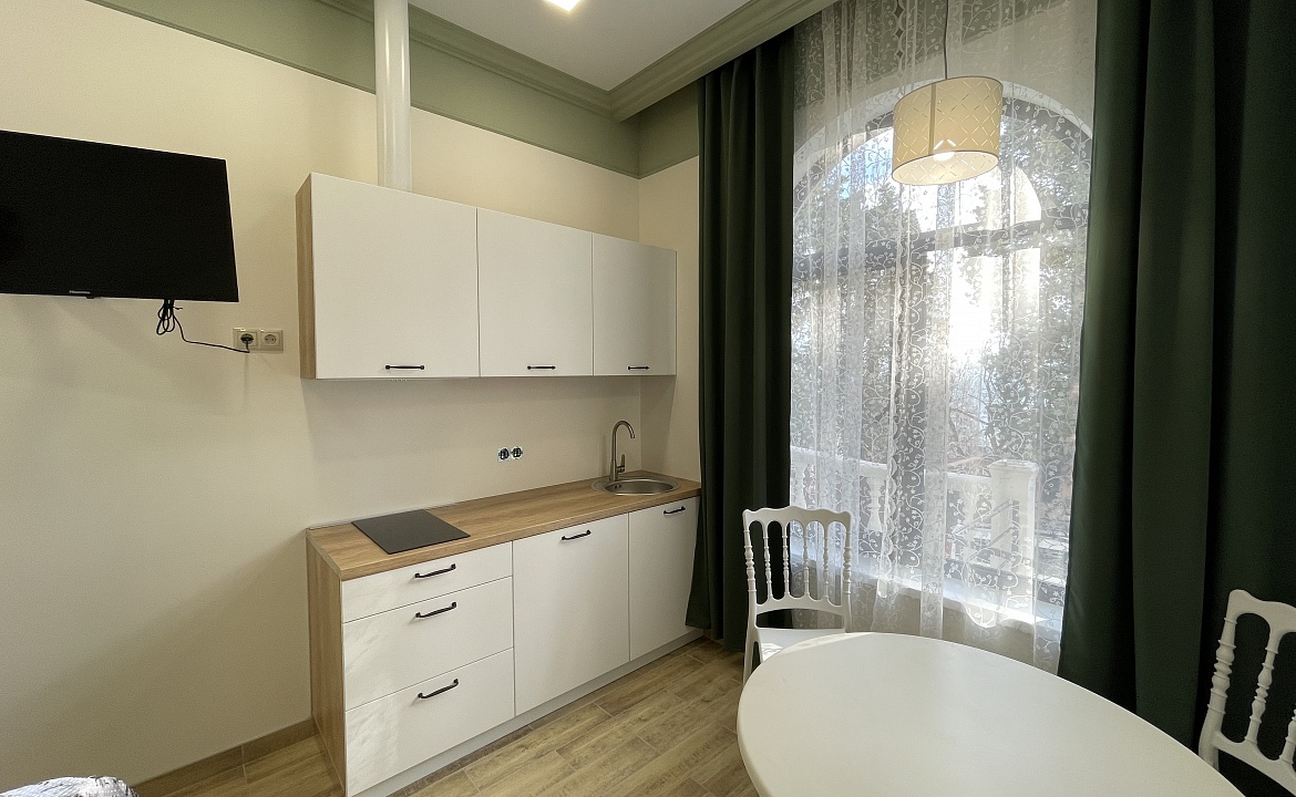 Апартамент для 2 гостей. Квартира в многоквартирном доме Апартамент-студия. Ливадия