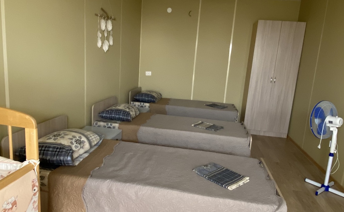 Трёхместный номер с вентилятором. Гостевой дом 7Я. Голубицкая