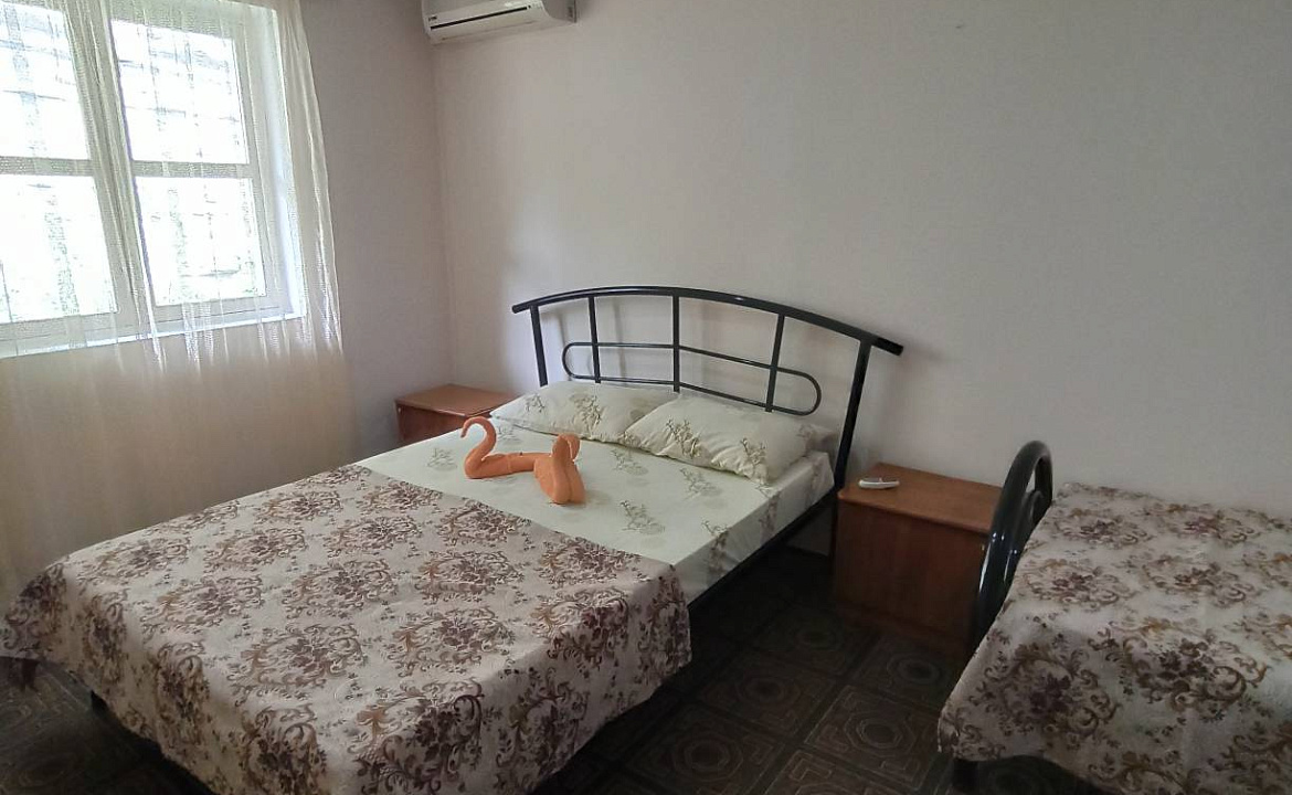 Трёхместный номер эконом. Гостевой дом Белые скалы. Лазаревское