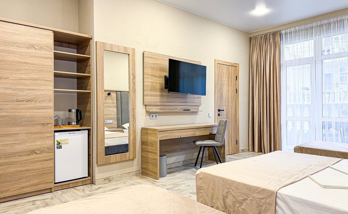 Корпус 2 Delux 4-х местный (с балконом). Anzhelina Family Hotel. Витязево