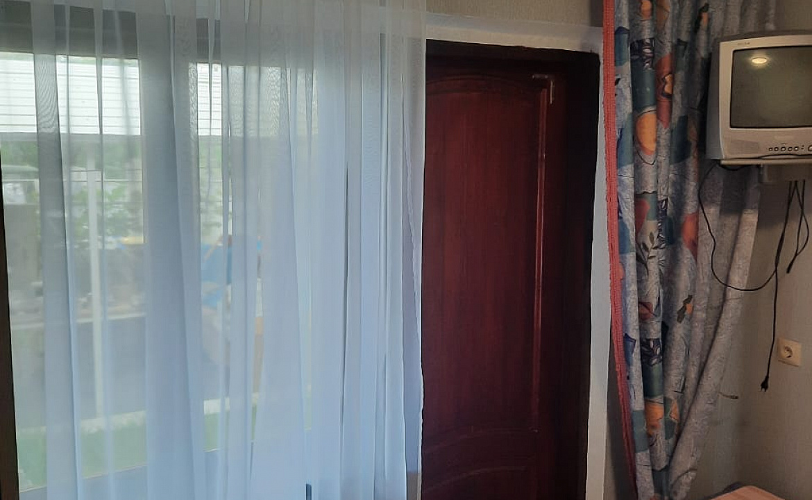 Трехместный удобства на этаже.. Гостевой дом "Галина" . Вишневка