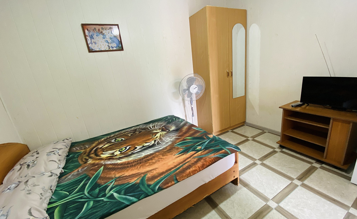 Трёхместный номер «Эконом» класса. Частный сектор Анастасия на Айвазовского 7. Лазаревское