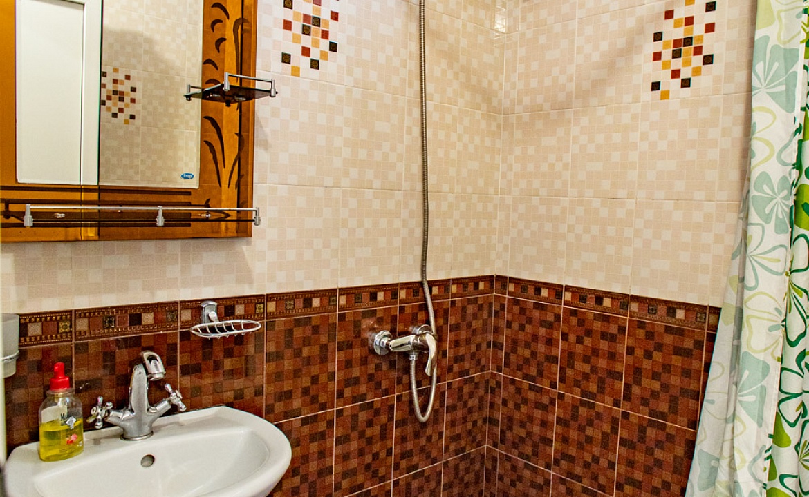 2-х местный полулюкс без балкона для 2 взрослых и 1 ребёнка. Отель "Калараш 17а". Лазаревское