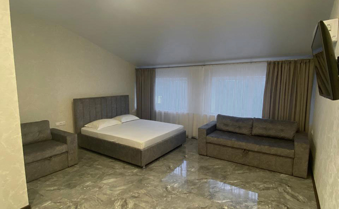 5-ти местный номер «Улучшеный» с двуспальной кроватью, раскладным диваном, креслом. Отель «Эра». Анапа