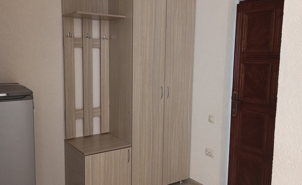 Трёхместный номер стандарт с балконом. Гостевой дом Белые скалы. Лазаревское