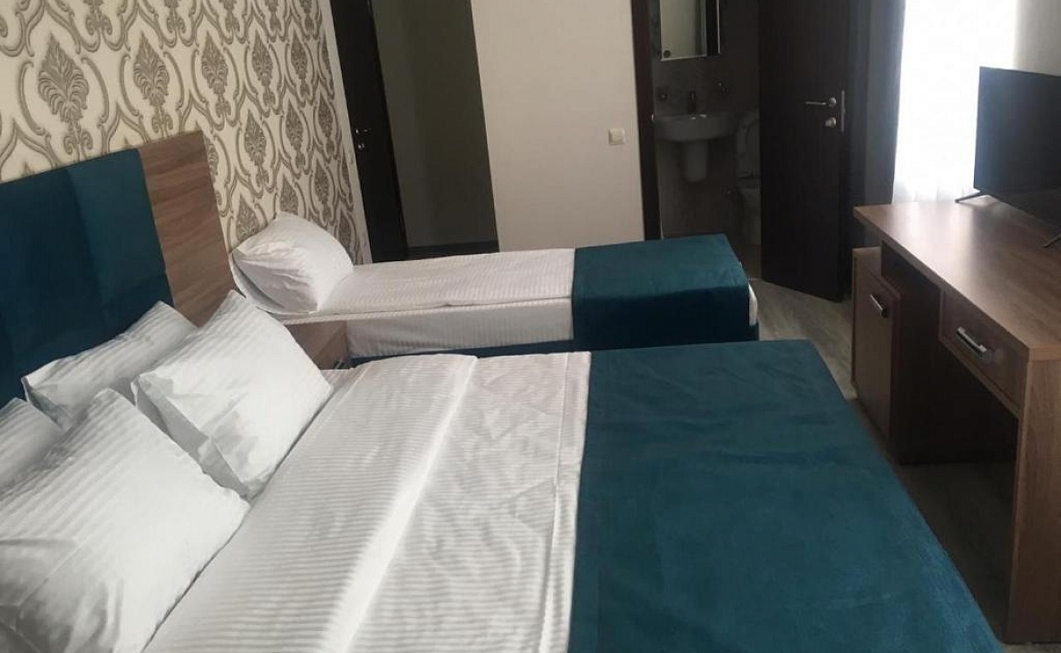 СТАНДАРТНЫЙ 3-МЕСТНЫЙ НОМЕР С ДВУСПАЛЬНОЙ КРОВАТЬЮ И ОДНОСПАЛЬНОЙ КРОВАТЬЮ. Гостевой дом "Family". Лазаревское СТАНДАРТНЫЙ 3-МЕСТНЫЙ НОМЕР С ДВУСПАЛЬНОЙ КРОВАТЬЮ И ОДНОСПАЛЬНОЙ КРОВАТЬЮ. Гостевой дом "Family". Лазаревское