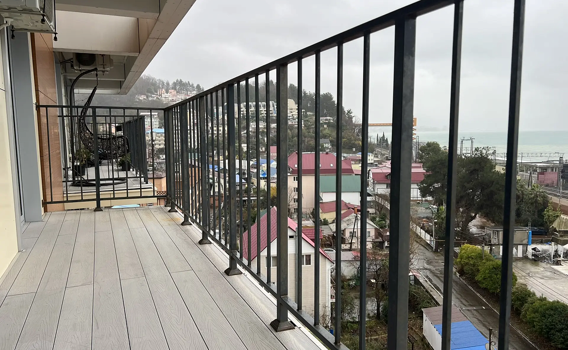 Просторная квартира цу моря с видовыми балконами 178к2. Светлая квартира с террасой и морем. Дагомыс