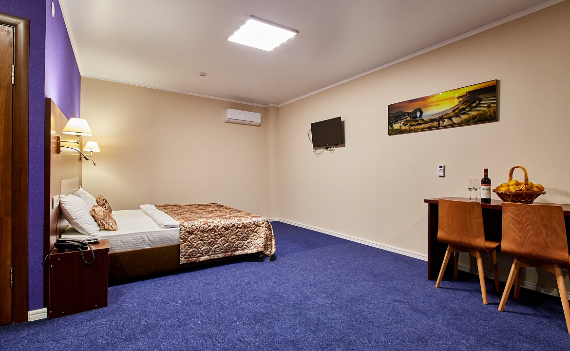 D-Lux. Отель "КОМФОРТ". Сухум