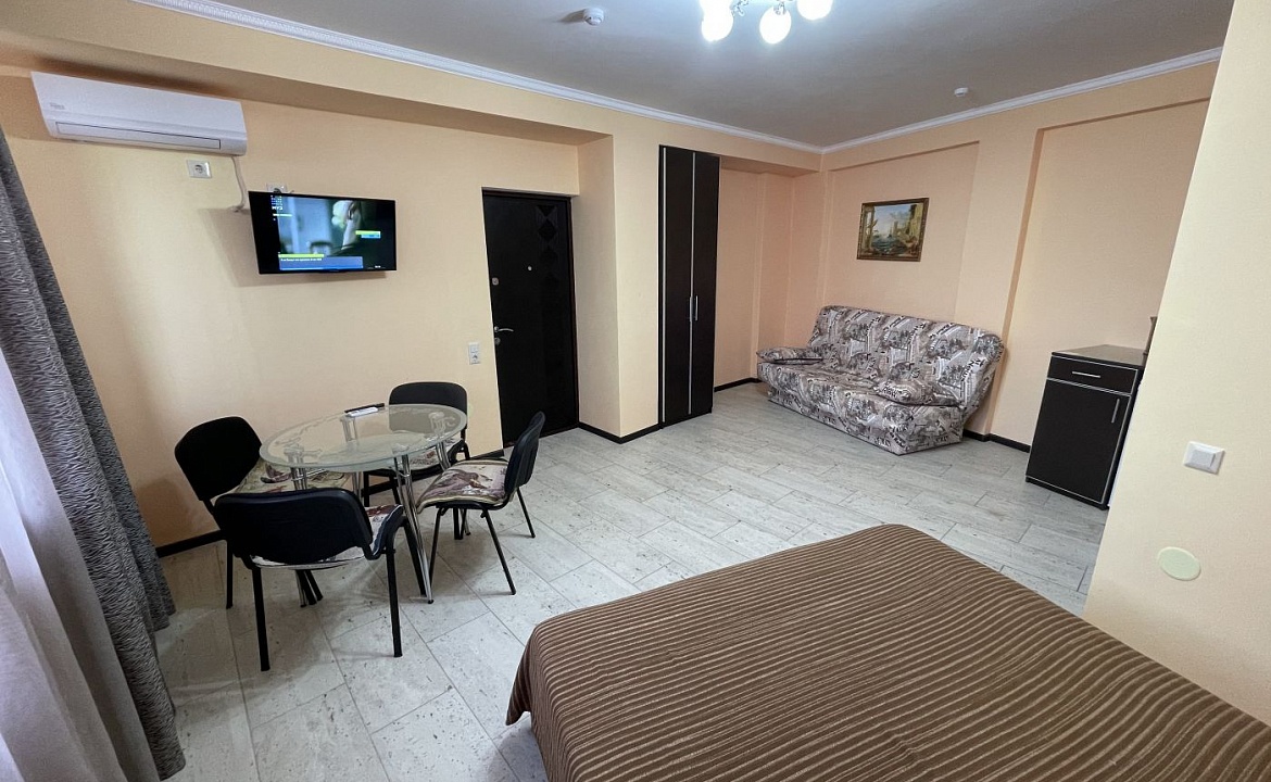 4х Местный. Отель Коста Браво. Евпатория