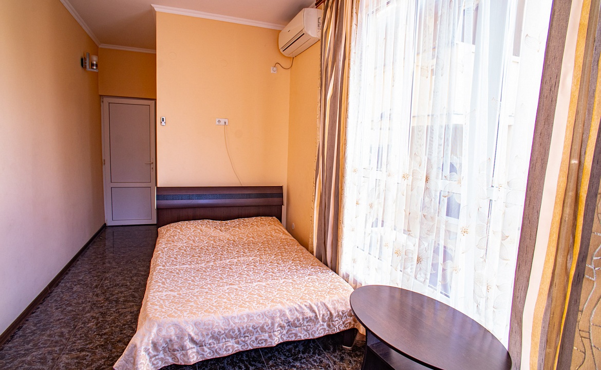 2-х местный полулюкс без балкона для 2 взрослых и 1 ребёнка. Отель "Калараш 17а". Лазаревское