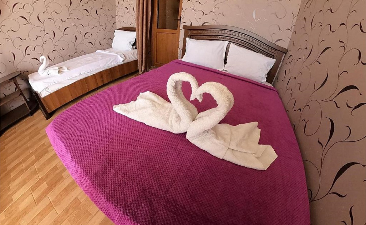 Трехместный номер. Отель GrandLoo. Лоо Трехместный номер. Отель GrandLoo. Лоо