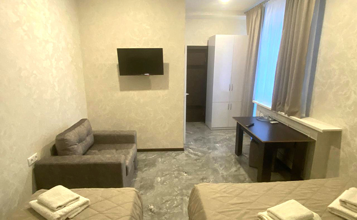 4-х местный номер «Улучшеный» с двуспальной, односпальной кроватями, креслом-кроватью. Отель «Эра». Анапа