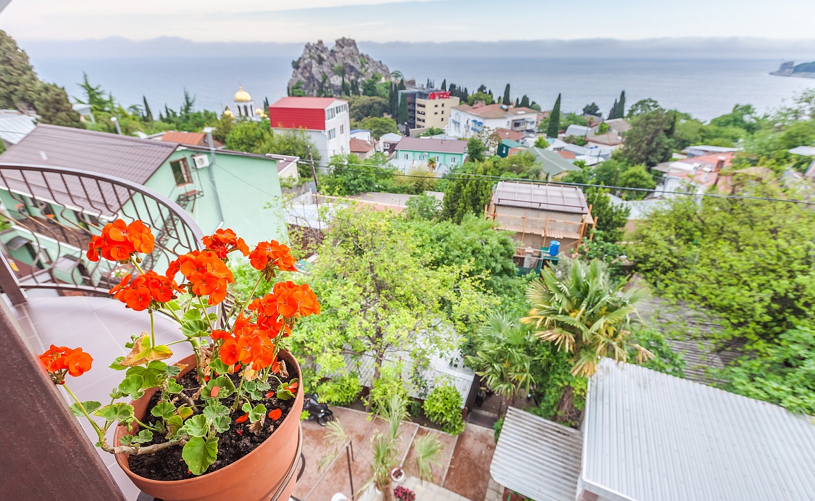 Люкс с балконом до 5 чел. Гостевой дом Пролетарская 12. Гурзуф