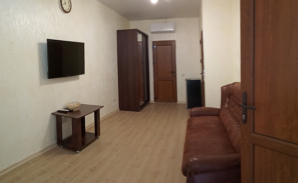 Двухкомнатный номер с балконом «Люкс/Luxe». Гостевой дом  Vega. Заозерное Двухкомнатный номер с балконом «Люкс/Luxe». Гостевой дом  Vega. Заозерное