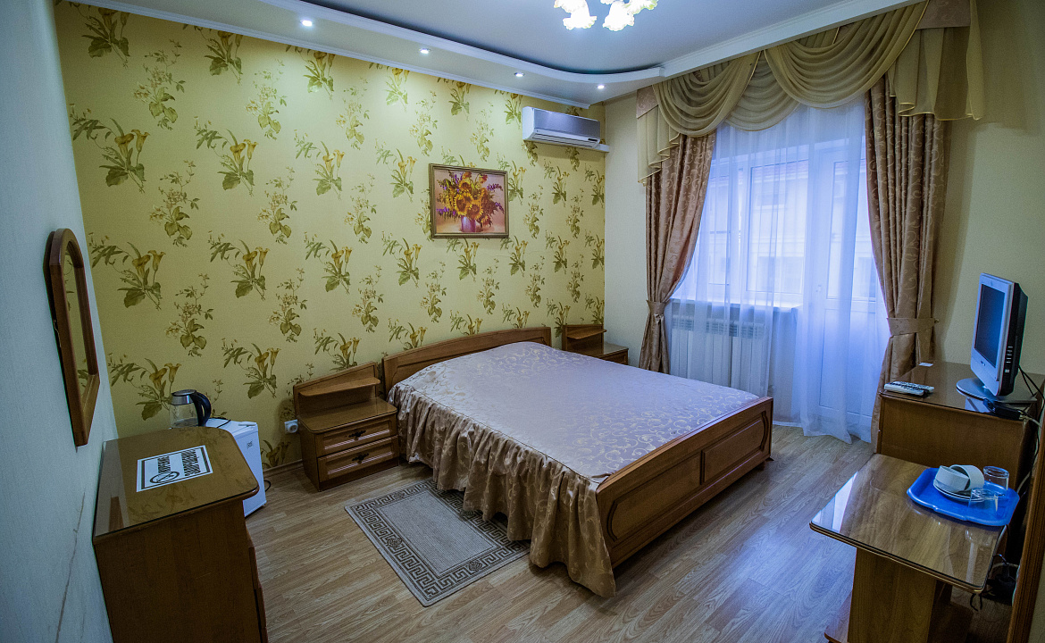 Стандартный двухместный номер с двуспальной кроватью. Отель "Москва". Геленджик