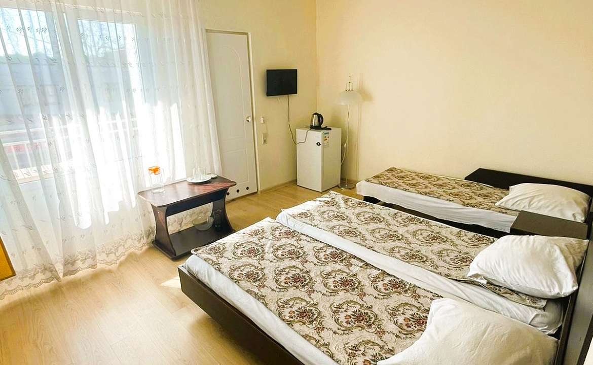 Стандарт трёхместный с доп. местом и балконом. Отель "Гермес" . Вардане Стандарт трёхместный с доп. местом и балконом. Отель "Гермес" . Вардане