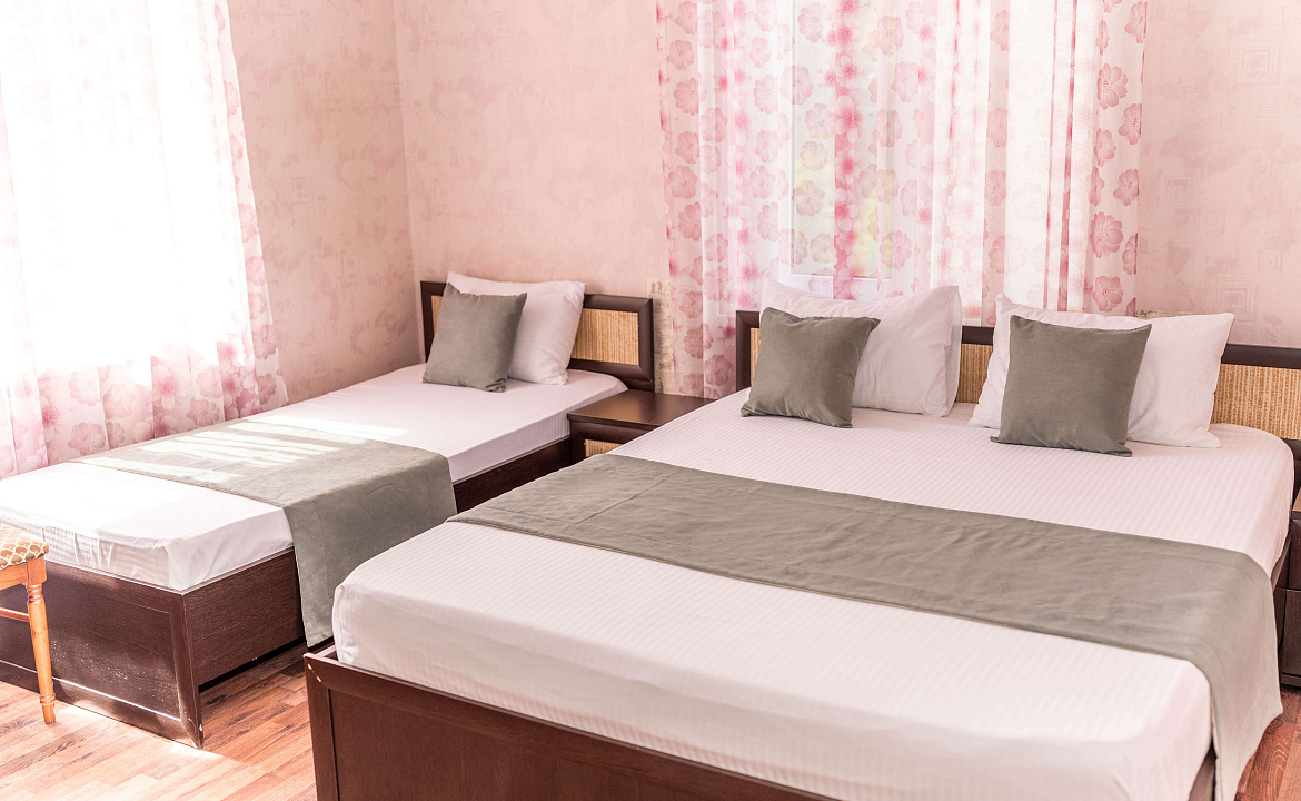 Трехместный Бюджетный Стандарт. Курортный гостиничный комплекс “Можжевеловый Парк”. Кабардинка