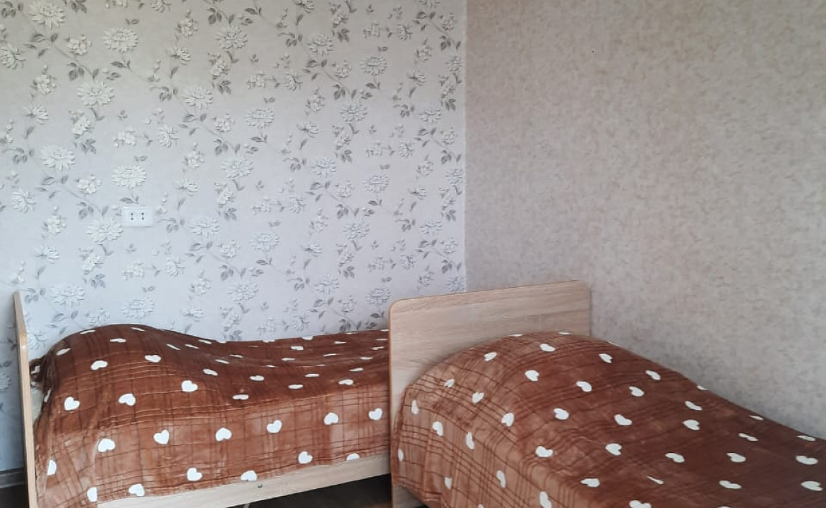 Трехместный удобства на этаже.. Гостевой дом "Галина" . Вишневка