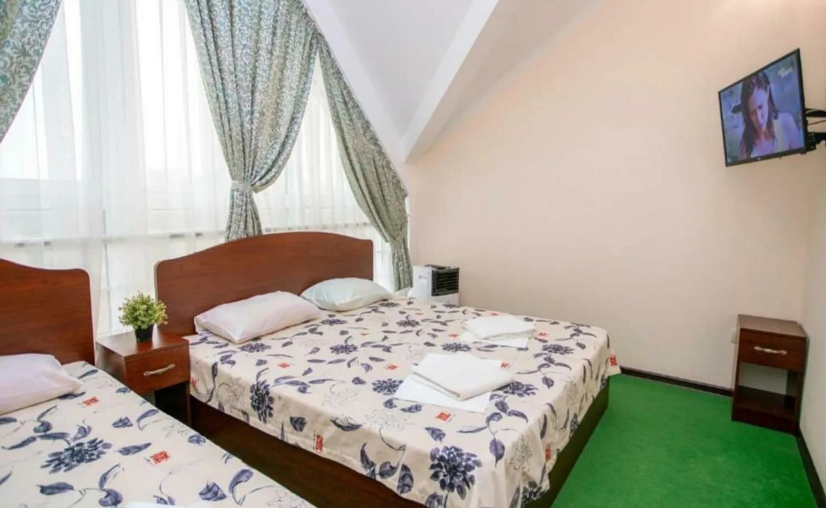 Трёхместный номер бюджетный. Отель Золотые барханы . Витязево