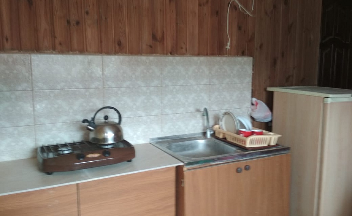 Четырехместный стандарт номер с кухней-столовой комната (18 м2 кухня 12 м2). Гостевой дом «Высотной 13». Голубицкая