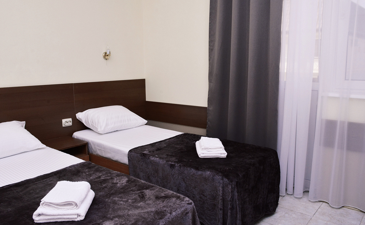 3х местный стандарт с балконом. Гостиница Ласточкино гнездо. Кабардинка