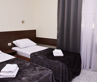 3х местный стандарт с балконом. Гостиница Ласточкино гнездо. 