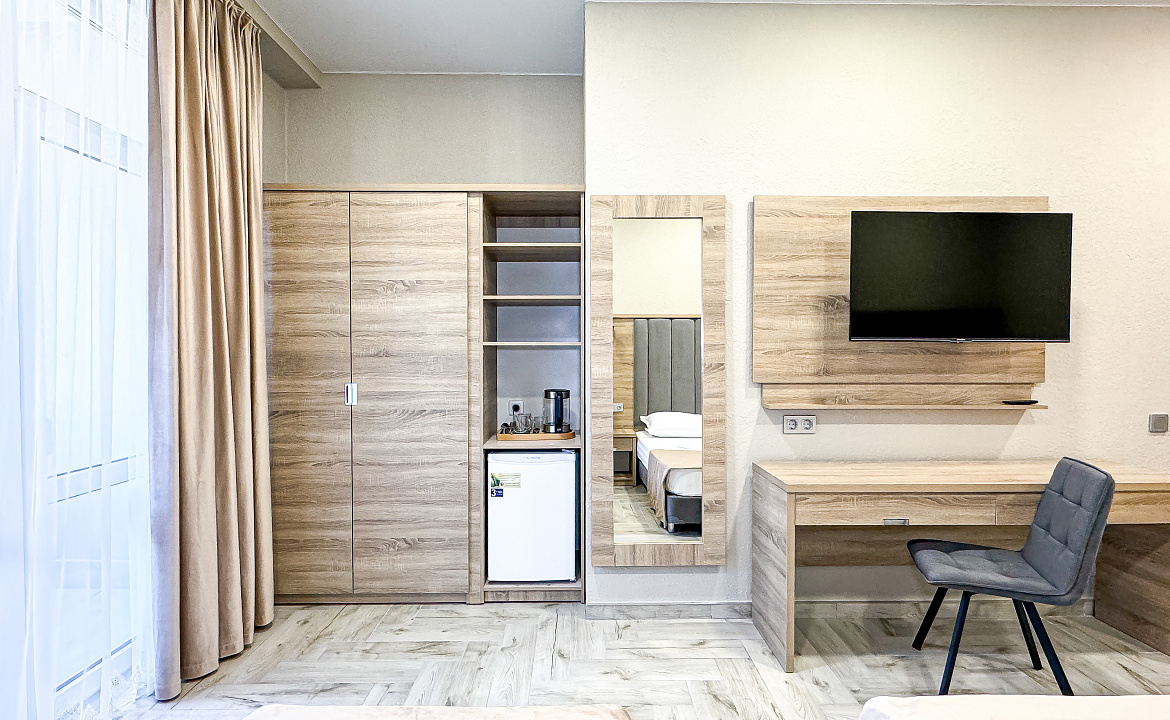 Корпус 2 Delux 5ти - местный (с балконом). Anzhelina Family Hotel. Витязево