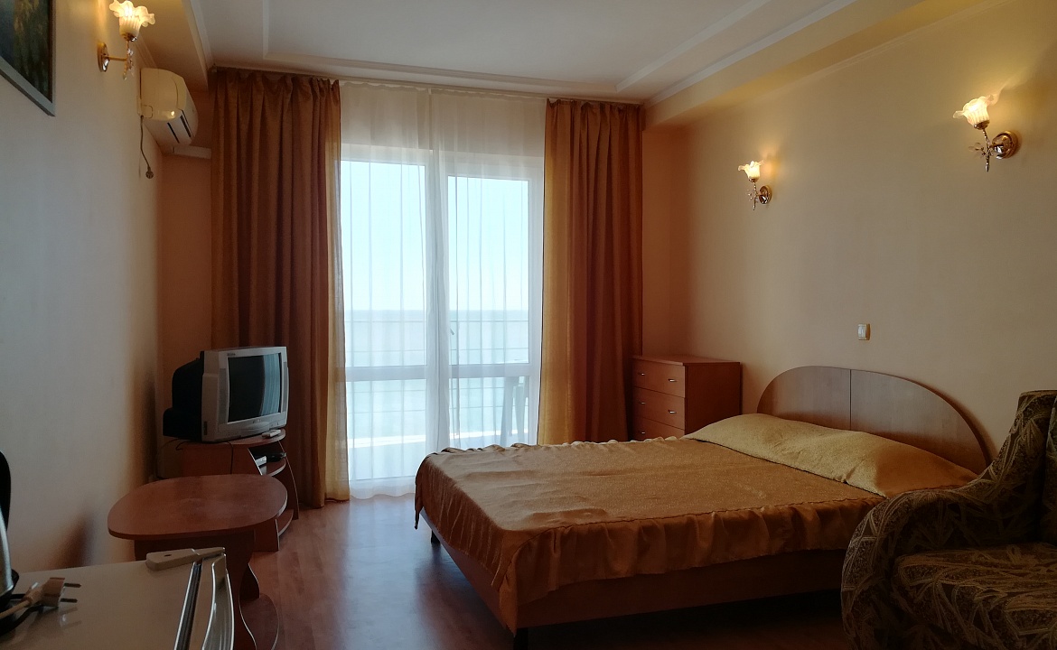 Номера 4-местные с видом на море. Гостевой дом «ФЛАГМАНСКИЙ». Приветное