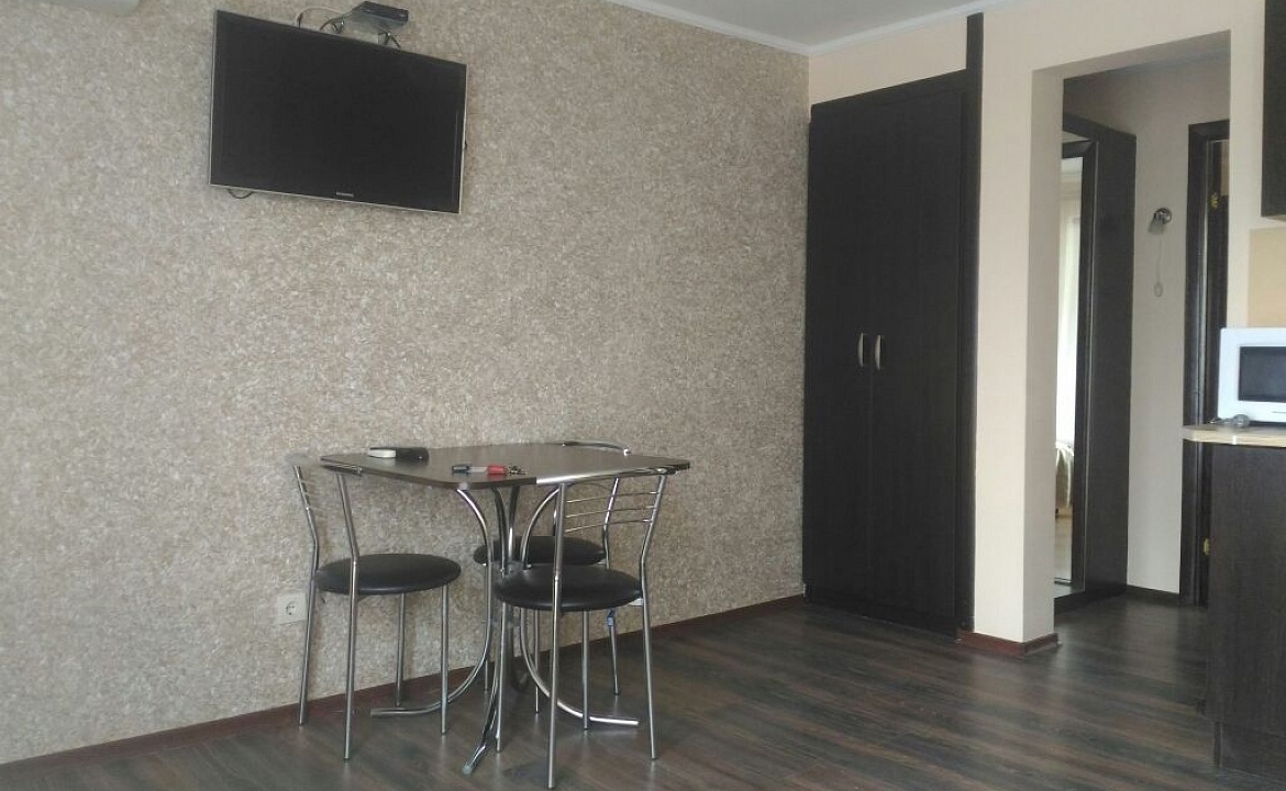 Двухкомнатный номер с кухней и видом на парк (1 этаж). Гостиничный комплекс Зеленый мыс. Алупка