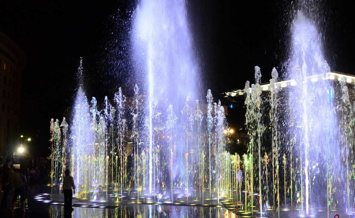 Фото поющего фонтана в Туапсе взято с сайта: https://www.fontangrad.ru/