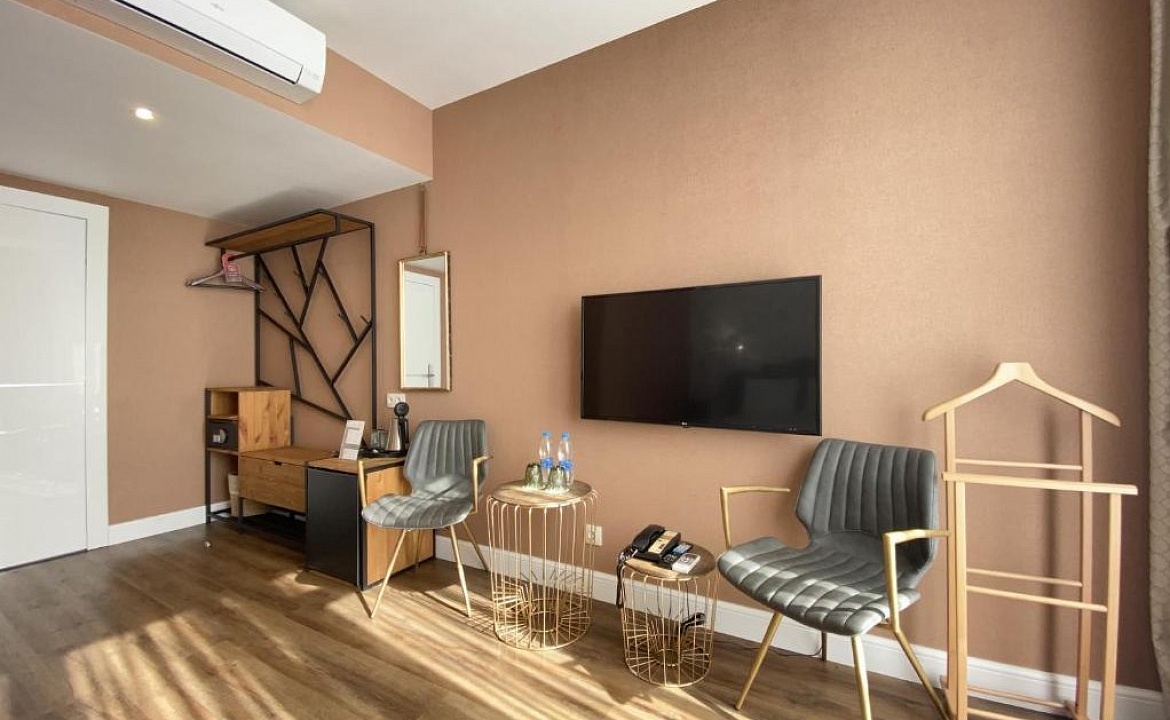 Улучшенный номер с кроватью размера "king-size" и видом на горы. Отель Hills Polyana Hotel. Красная Поляна