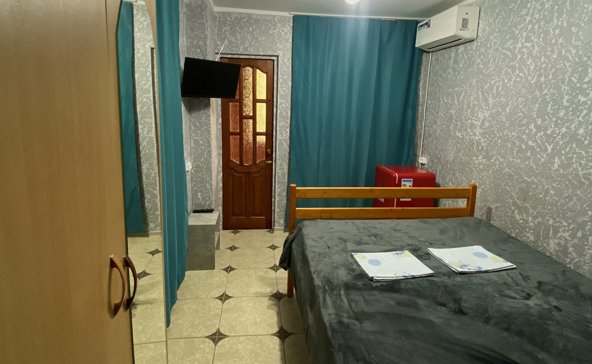 Двухместный номер «Стандарт» с балконом. Частный сектор Анастасия на Айвазовского 7. Лазаревское