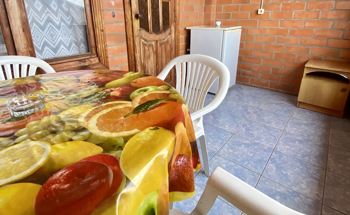 Трёхместный номер «Эконом» класса с балконом. Частный сектор Анастасия на Айвазовского 7. Лазаревское