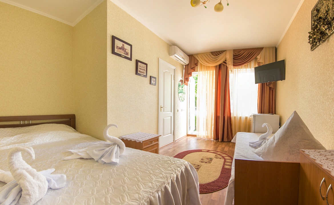 3х местный стандарт с выходом в сад. Гостиница "Водолейчик". Алушта