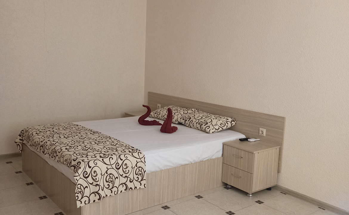 Трёхместный номер стандарт с балконом. Гостевой дом Белые скалы. Лазаревское